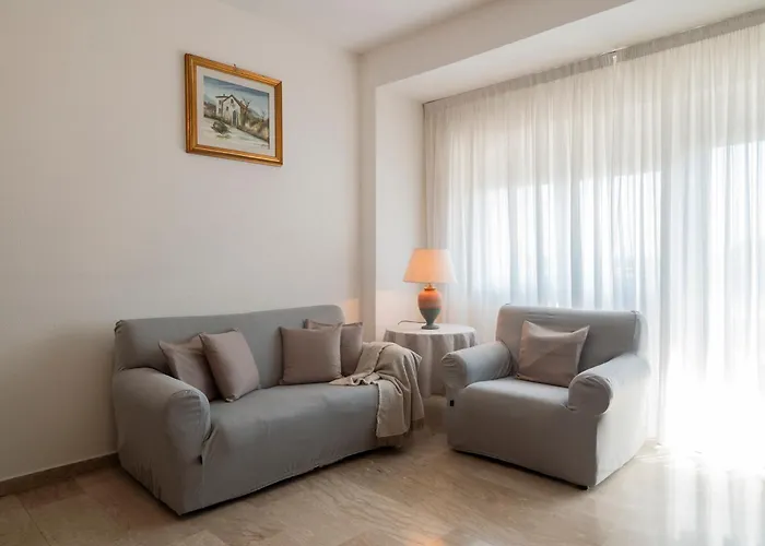 A/c - Pool - Parking Metro B Apartment